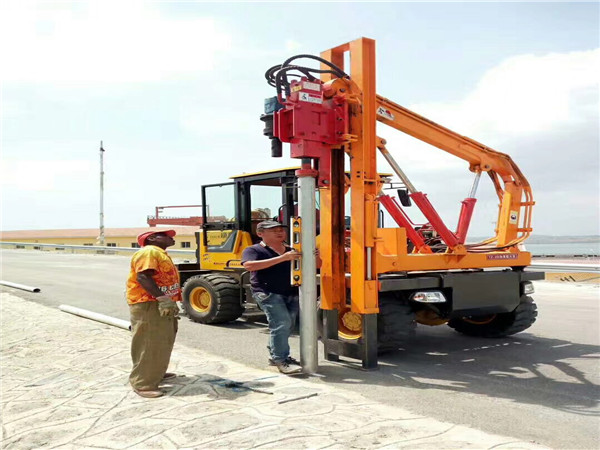 山東匯博機械告訴你：公路護欄打樁機在打樁時應該注意哪些問題？